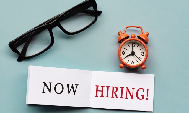 vecteezy_now-hiring-on-notepad-with-alarm-clock-show-eight-o-clock_7314256 (1) vecteezy now hiring on notepad with alarm clock show eight o clock 7314256 1